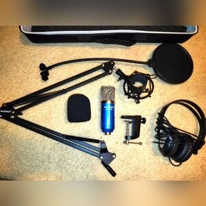 Podcasting Microphone Set with padded carrying case and pop screen